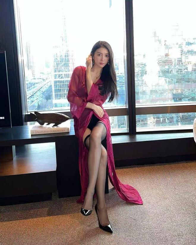 酒红长袍界定高雅与性感的绝美平衡！K8凯发天生赢家都市丽人风尚志：(图4)
